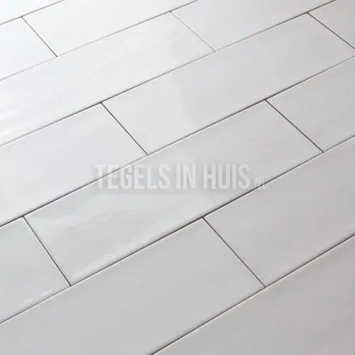 Wandtegel 10×30 cm Aria wit glans handvorm look Betrouwbaar