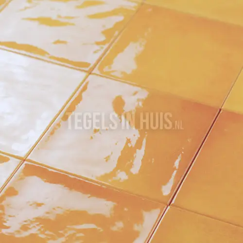 Handvorm wandtegel 13×13 geel goud soft glans Actieprijs