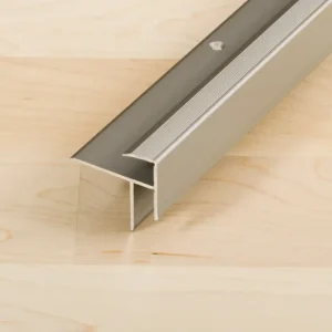 Op = Op Traprandprofiel PROSTEP aluminium geanodiseerd zilver