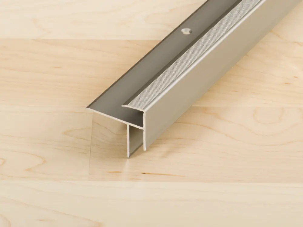 Op = Op Traprandprofiel PROSTEP aluminium geanodiseerd zilver